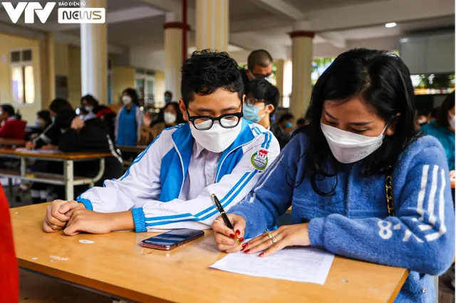 Tiêm phòng COVID-19 cho học sinh lớp 9 ở Hà Nội - Ảnh 5.