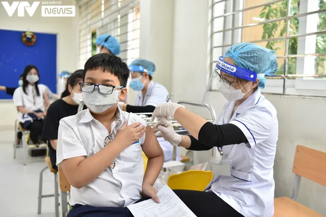 Hà Nội tiêm vaccine COVID-19 cho học sinh khối lớp 7-8 - Ảnh 7.