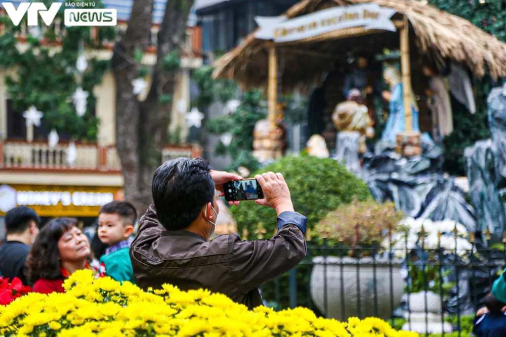 Hà Nội: Người dân tranh thủ check-in nốt ở Nhà thờ Lớn trước giờ cấm - Ảnh 5.