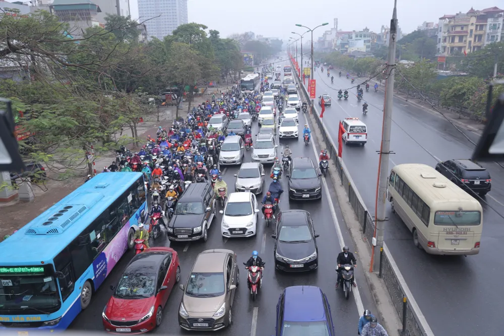 Người dân đổ về sau kỳ nghỉ Tết Nguyên đán, nhiều tuyến đường cửa ngõ Thủ đô ùn tắc - Ảnh 1.