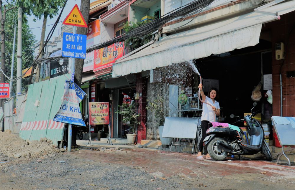 Công nhân đội nắng, tăng tốc hoàn thành đại công trường đường Nguyễn Hữu Cảnh - Ảnh 7.