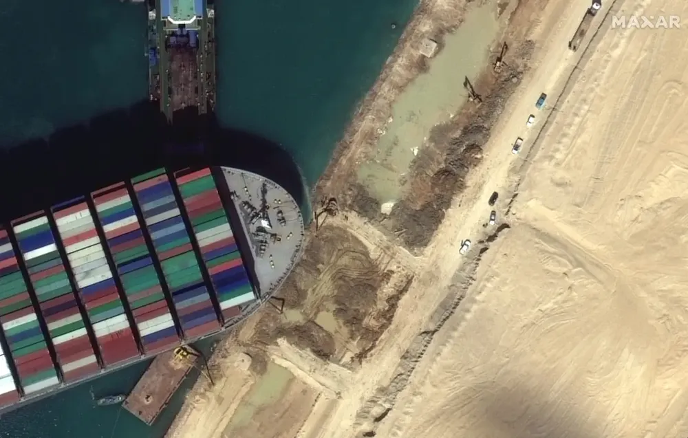 Ảnh vệ tinh cho thấy hàng trăm con tàu trôi nổi chờ đợi trên kênh đào Suez - Ảnh 8.
