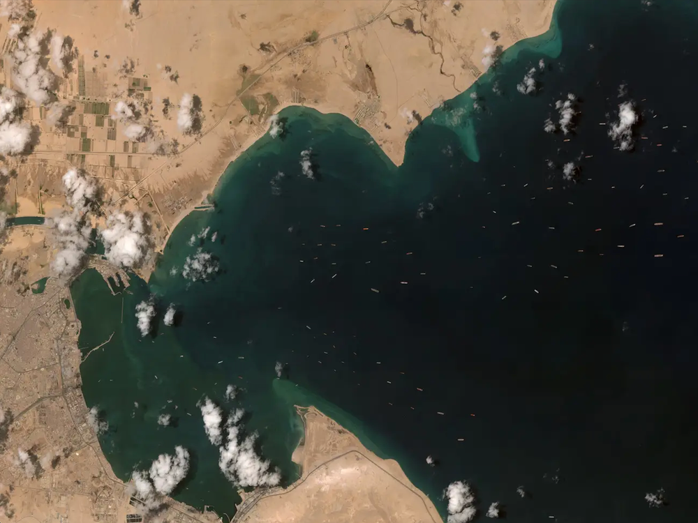 Ảnh vệ tinh cho thấy hàng trăm con tàu trôi nổi chờ đợi trên kênh đào Suez - Ảnh 3.