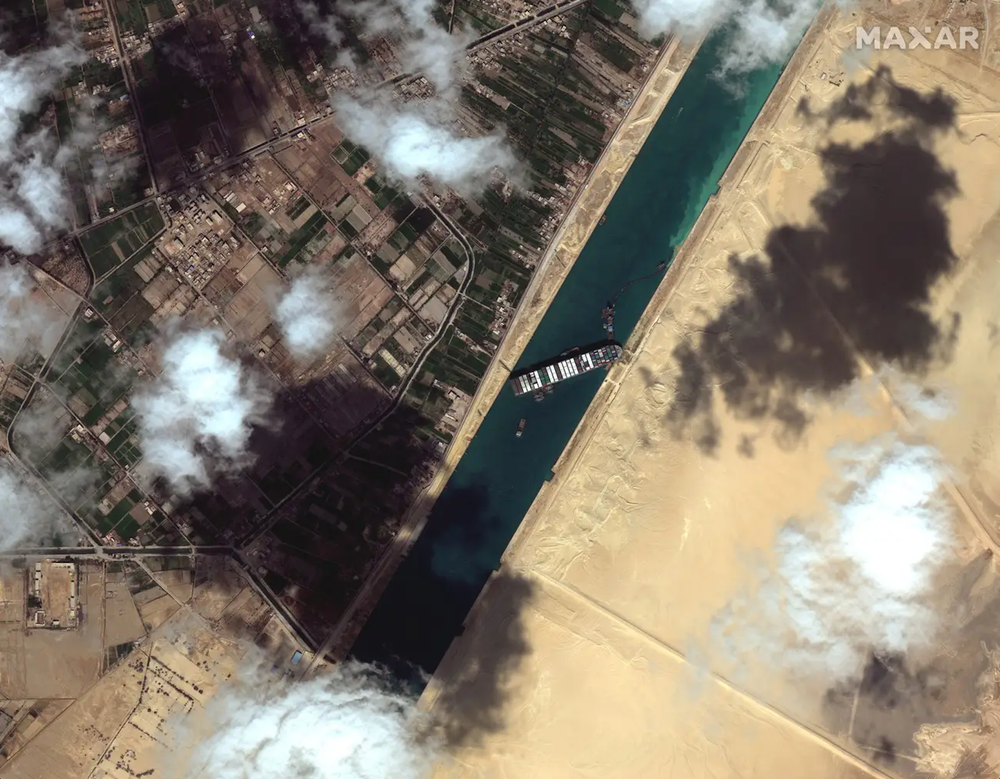 Ảnh vệ tinh cho thấy hàng trăm con tàu trôi nổi chờ đợi trên kênh đào Suez - Ảnh 7.