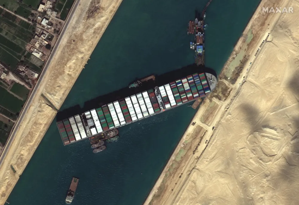 Ảnh vệ tinh cho thấy hàng trăm con tàu trôi nổi chờ đợi trên kênh đào Suez - Ảnh 6.