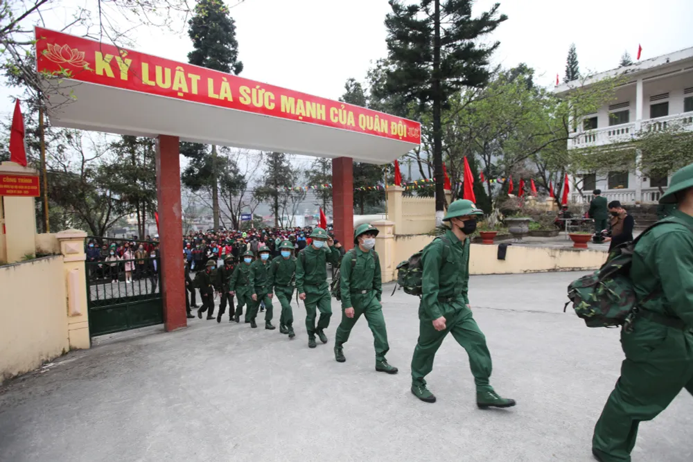 [Ảnh] Tân binh vùng phên dậu phía Bắc Tổ quốc lên đường nhập ngũ - Ảnh 2.