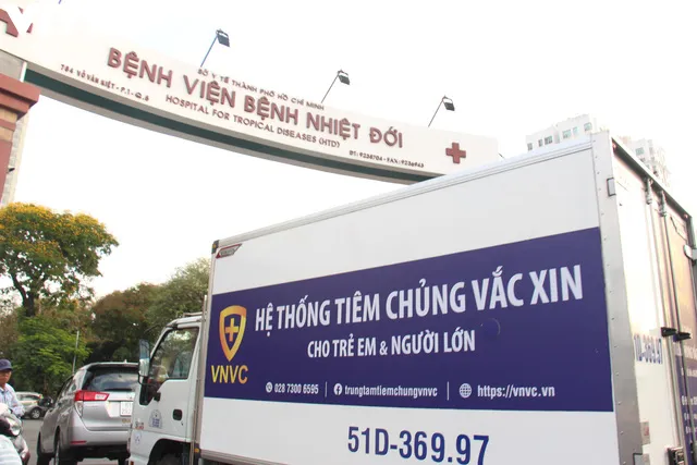 Cận cảnh quy trình tiêm vaccine phòng COVID-19 ở TP Hồ Chí Minh - Ảnh 1.