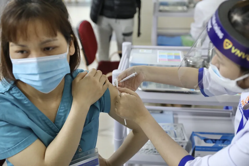 Y bác sĩ bệnh viện Thanh Nhàn tin vào độ an toàn của vaccine ngừa COVID-19 đã tiêm - Ảnh 11.