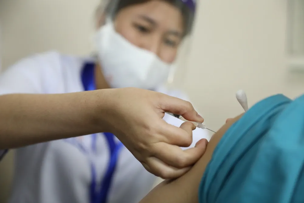 Y bác sĩ bệnh viện Thanh Nhàn tin vào độ an toàn của vaccine ngừa COVID-19 đã tiêm - Ảnh 13.