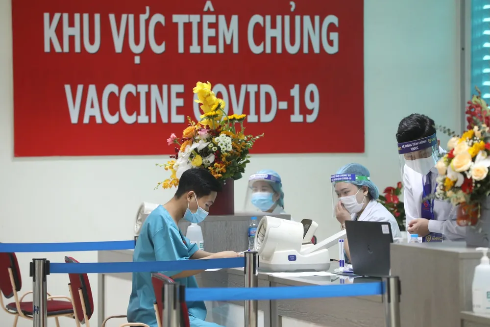 Y bác sĩ bệnh viện Thanh Nhàn tin vào độ an toàn của vaccine ngừa COVID-19 đã tiêm - Ảnh 1.