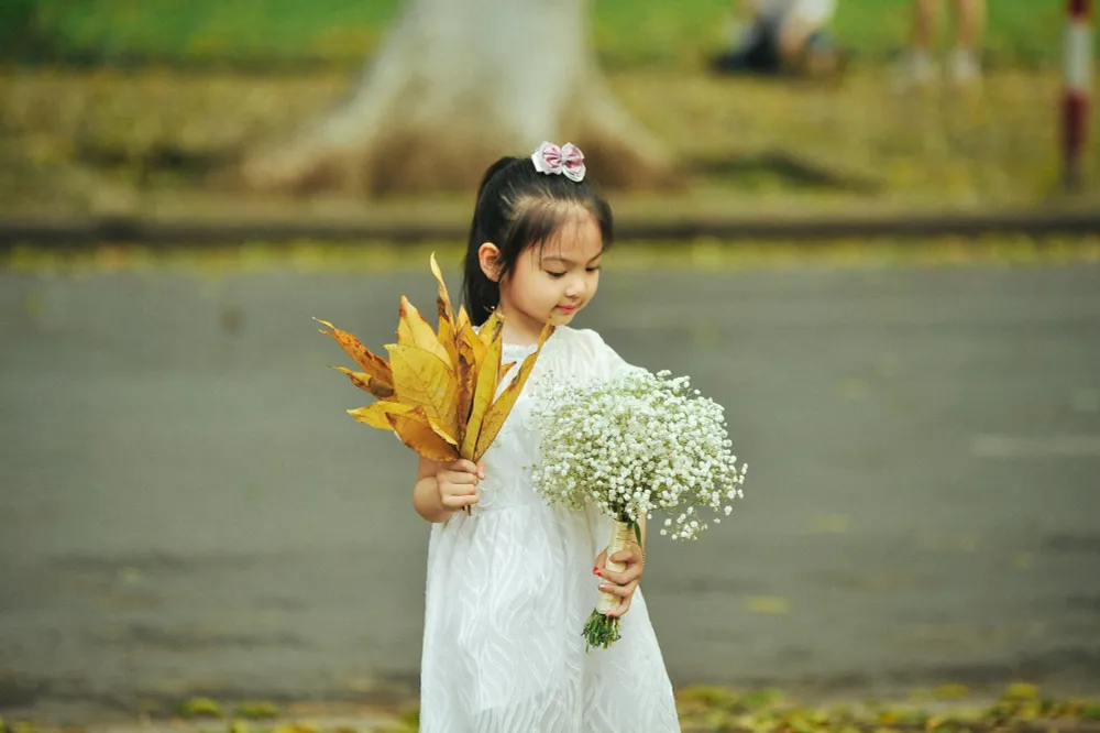 Loa kèn cuối mùa trên con đường lãng mạn nhất Hà Nội - Ảnh 9.