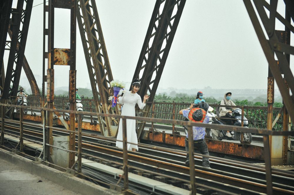 Vượt rào, chụp ảnh trên đường ray cầu Long Biên: Đổi nguy hiểm thật để lấy tấm hình sống ảo liệu có đáng? - Ảnh 2.