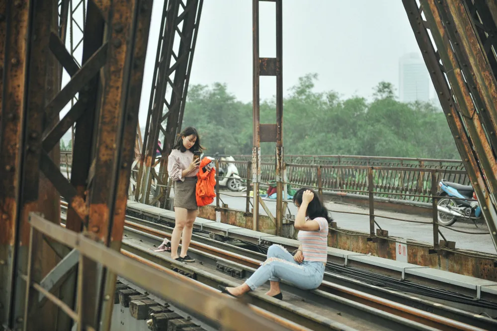 Vượt rào, chụp ảnh trên đường ray cầu Long Biên: Đổi nguy hiểm thật để lấy tấm hình sống ảo liệu có đáng? - Ảnh 7.