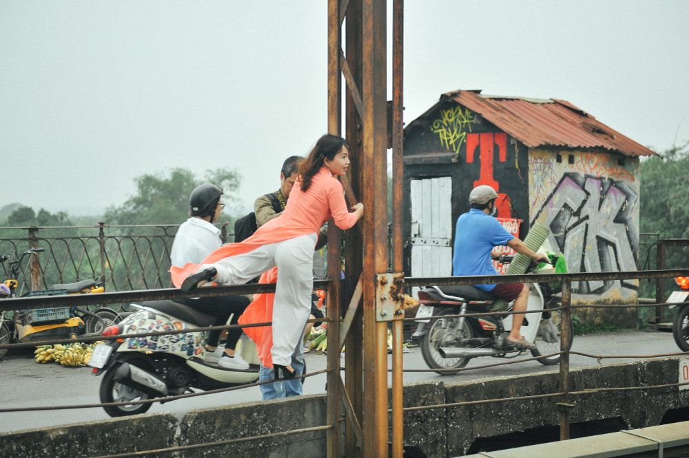 Vượt rào, chụp ảnh trên đường ray cầu Long Biên: Đổi nguy hiểm thật để lấy tấm hình sống ảo liệu có đáng? - Ảnh 4.