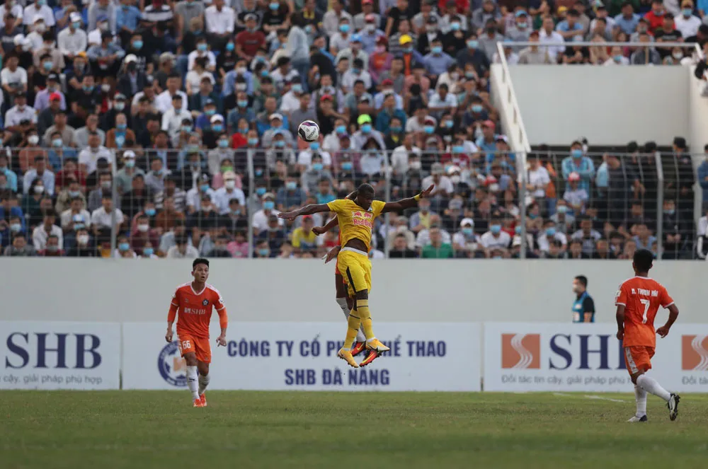 ẢNH: Hoàng Anh Gia Lai vượt qua SHB Đà Nẵng ngay tại Hoà Xuân, giành lại ngôi đầu V.League 2021 - Ảnh 6.