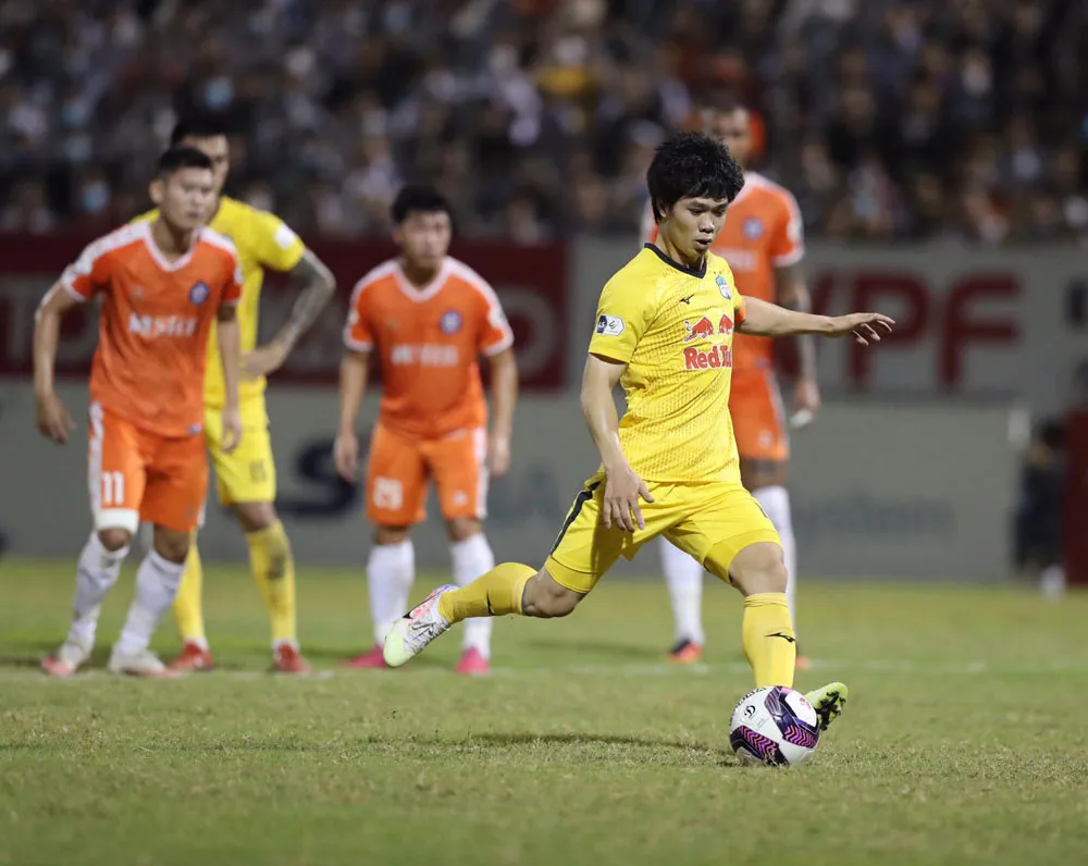 ẢNH: Hoàng Anh Gia Lai vượt qua SHB Đà Nẵng ngay tại Hoà Xuân, giành lại ngôi đầu V.League 2021 - Ảnh 11.