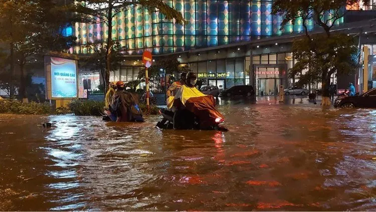 Hà Nội: Nhiều phố ngập nặng vì mưa lớn, người dân chật vật trên đường - Ảnh 14.