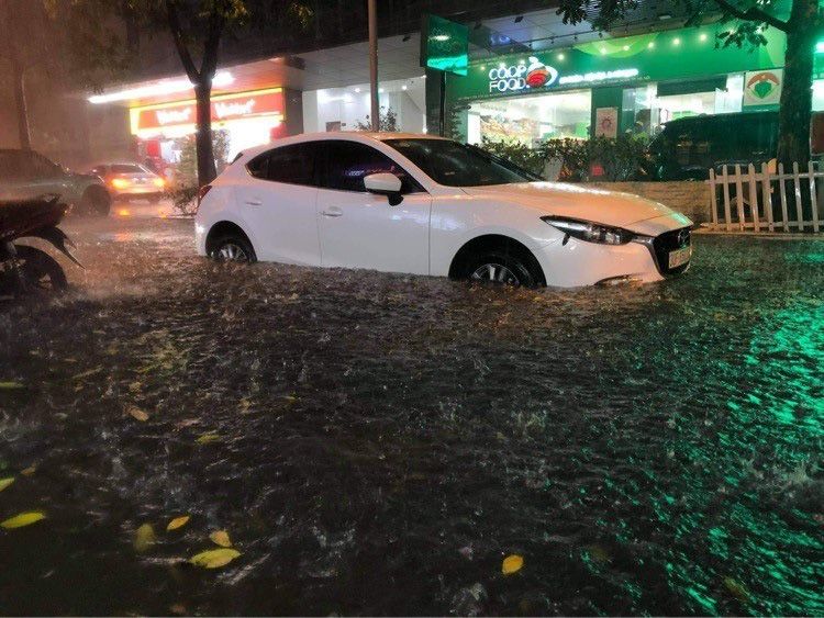 Hà Nội: Nhiều phố ngập nặng vì mưa lớn, người dân chật vật trên đường - Ảnh 12.