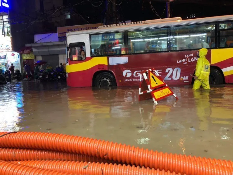 Hà Nội: Nhiều phố ngập nặng vì mưa lớn, người dân chật vật trên đường - Ảnh 9.