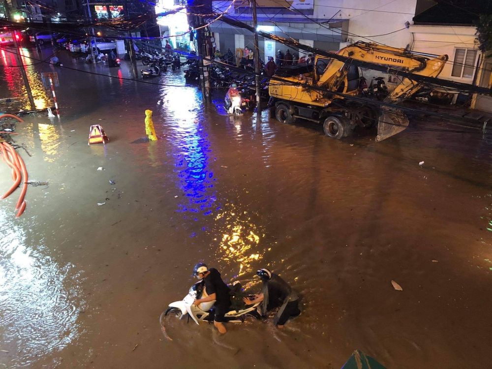 Hà Nội: Nhiều phố ngập nặng vì mưa lớn, người dân chật vật trên đường - Ảnh 7.