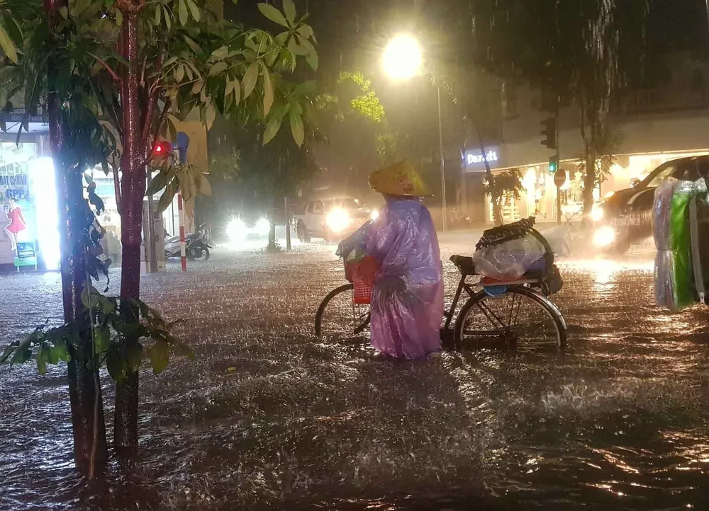 Hà Nội: Nhiều phố ngập nặng vì mưa lớn, người dân chật vật trên đường - Ảnh 4.