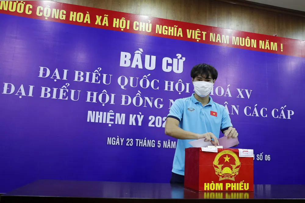 ẢNH: ĐT Việt Nam và ĐT U22 Việt Nam bỏ phiếu bầu ĐBQH khóa XV và đại biểu HĐND các cấp nhiệm kỳ 2021-2026 - Ảnh 12.