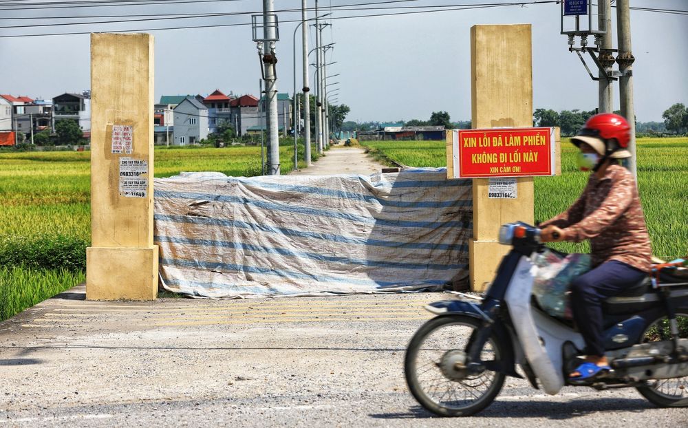 Huyện Đông Anh lập chốt kiểm soát chặt chẽ khu vực giáp ranh Hà Nội - Bắc Ninh - Ảnh 2.