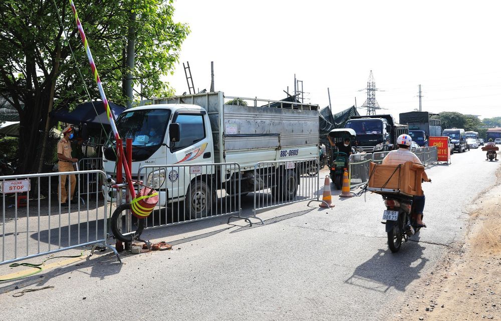 Huyện Đông Anh lập chốt kiểm soát chặt chẽ khu vực giáp ranh Hà Nội - Bắc Ninh - Ảnh 1.