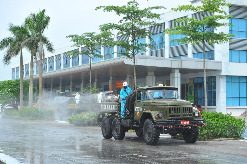 Binh chủng Hóa học phun khử trùng tiêu độc tại Bệnh viện Bệnh nhiệt đới Trung ương cơ sở 2 - Ảnh 18.