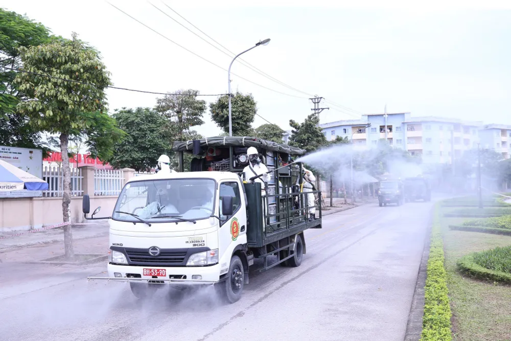 Binh chủng Hóa học phun khử trùng tiêu độc tại Bệnh viện Bệnh nhiệt đới Trung ương cơ sở 2 - Ảnh 13.