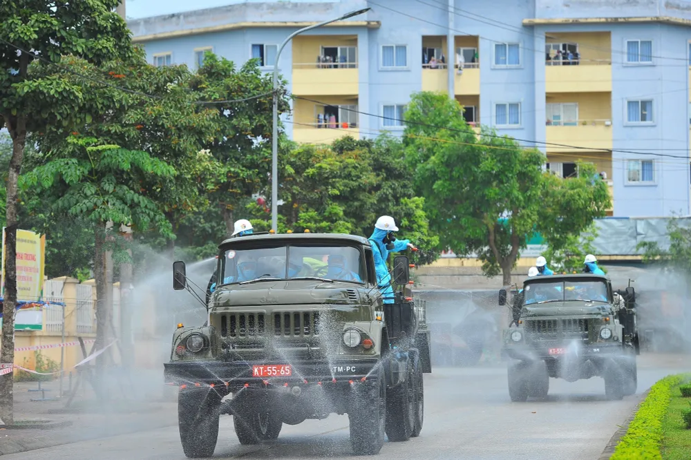 Binh chủng Hóa học phun khử trùng tiêu độc tại Bệnh viện Bệnh nhiệt đới Trung ương cơ sở 2 - Ảnh 12.