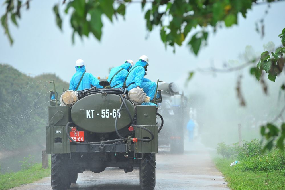 Binh chủng Hóa học phun khử trùng tiêu độc tại Bệnh viện Bệnh nhiệt đới Trung ương cơ sở 2 - Ảnh 11.