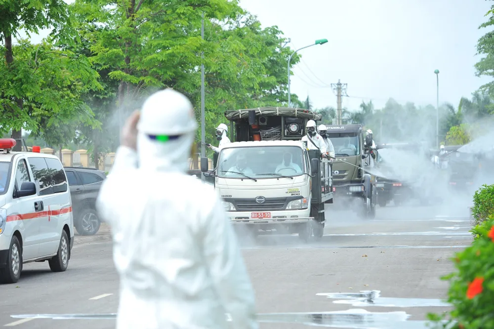 Binh chủng Hóa học phun khử trùng tiêu độc tại Bệnh viện Bệnh nhiệt đới Trung ương cơ sở 2 - Ảnh 9.