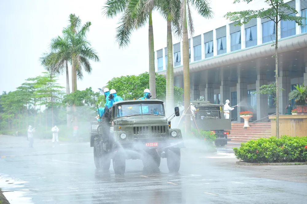 Binh chủng Hóa học phun khử trùng tiêu độc tại Bệnh viện Bệnh nhiệt đới Trung ương cơ sở 2 - Ảnh 8.