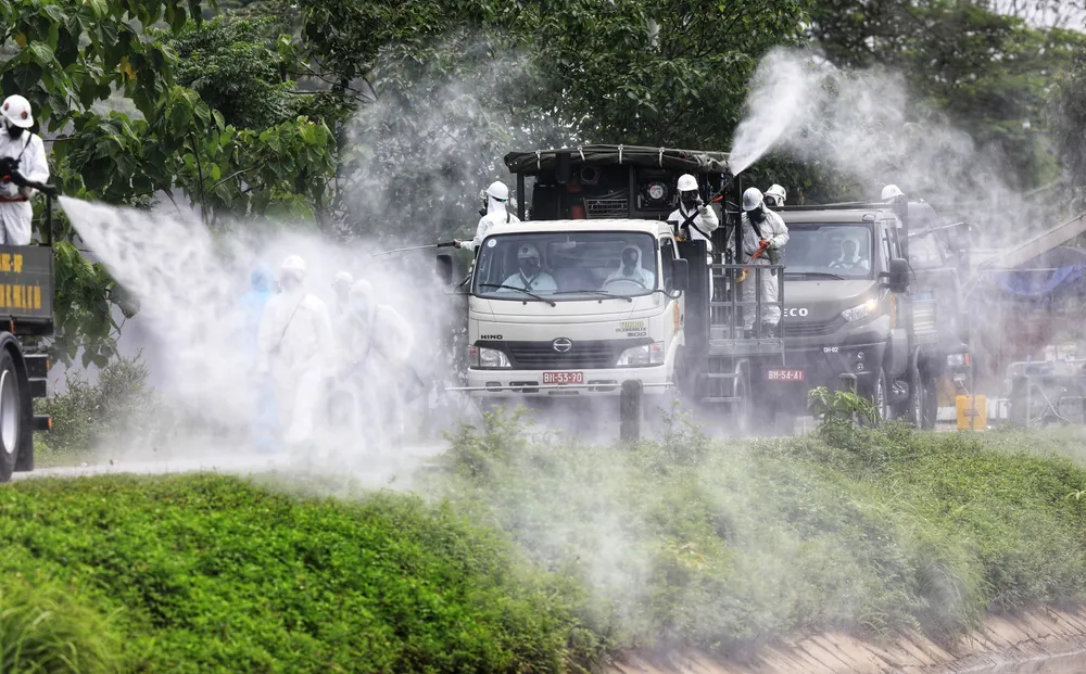 Binh chủng Hóa học phun khử trùng tiêu độc tại Bệnh viện Bệnh nhiệt đới Trung ương cơ sở 2 - Ảnh 2.