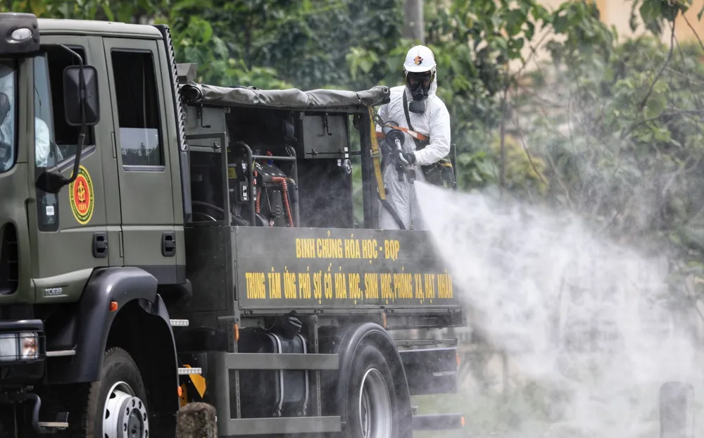 Binh chủng Hóa học phun khử trùng tiêu độc tại Bệnh viện Bệnh nhiệt đới Trung ương cơ sở 2 - Ảnh 1.