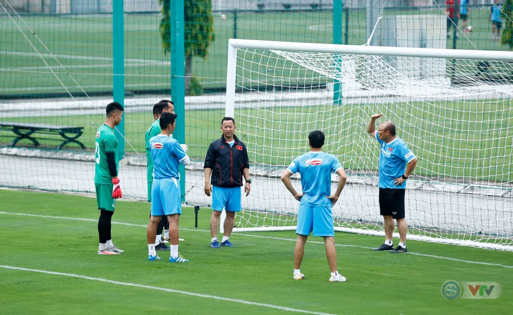 ĐT Việt Nam tập buổi đầu tiên chuẩn bị vòng loại World Cup 2022: Diện mạo mới từ những bộ trang phục - Ảnh 8.