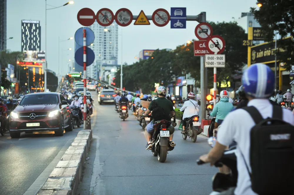 Biển cấm “vô hình”, hàng trăm phương tiện vi phạm giờ cao điểm - Ảnh 5.