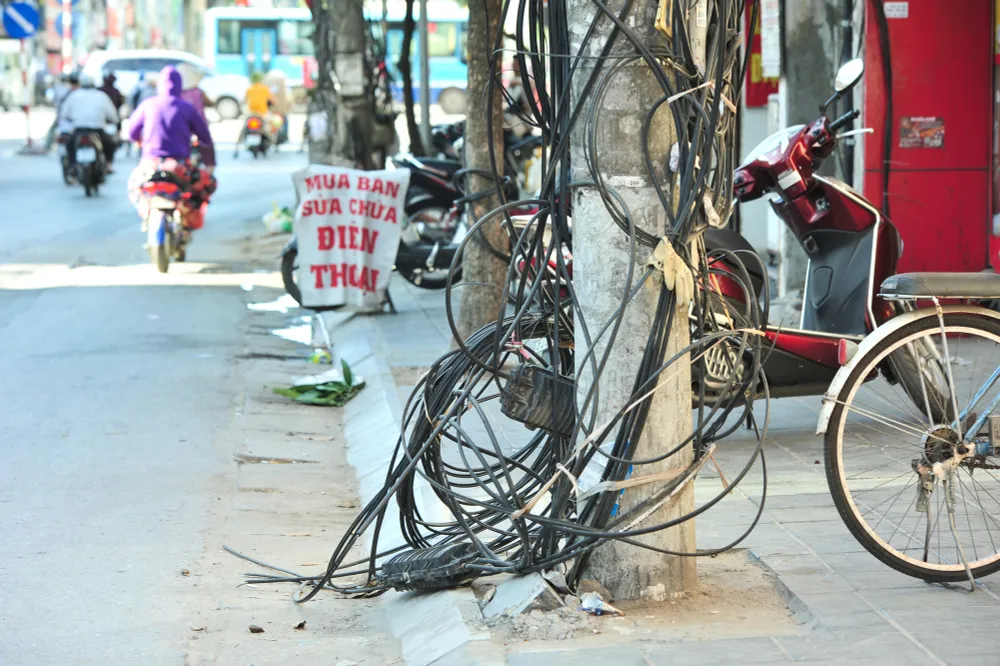 Dây điện chằng chịt: Mối nguy treo lơ lửng trên đầu người dân - Ảnh 5.