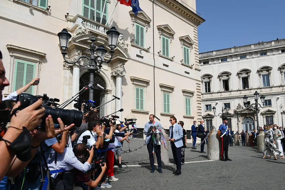 Chùm ảnh: Lễ ăn mừng hoành tráng của ĐT Italia tại Rome - Ảnh 5.