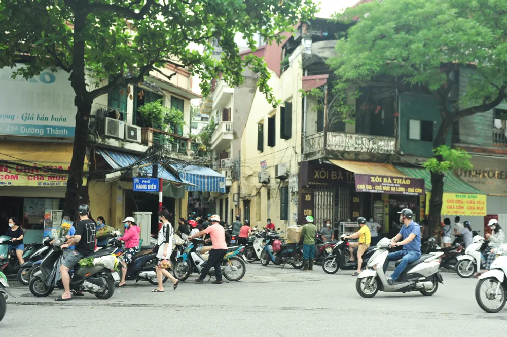 Hà Nội ngày đầu giãn cách xã hội: Đông người tập trung mua thực phẩm - Ảnh 1.