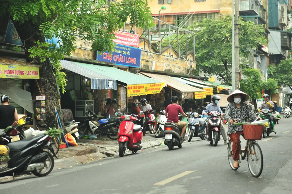 Hà Nội ngày đầu giãn cách xã hội: Đông người tập trung mua thực phẩm - Ảnh 3.