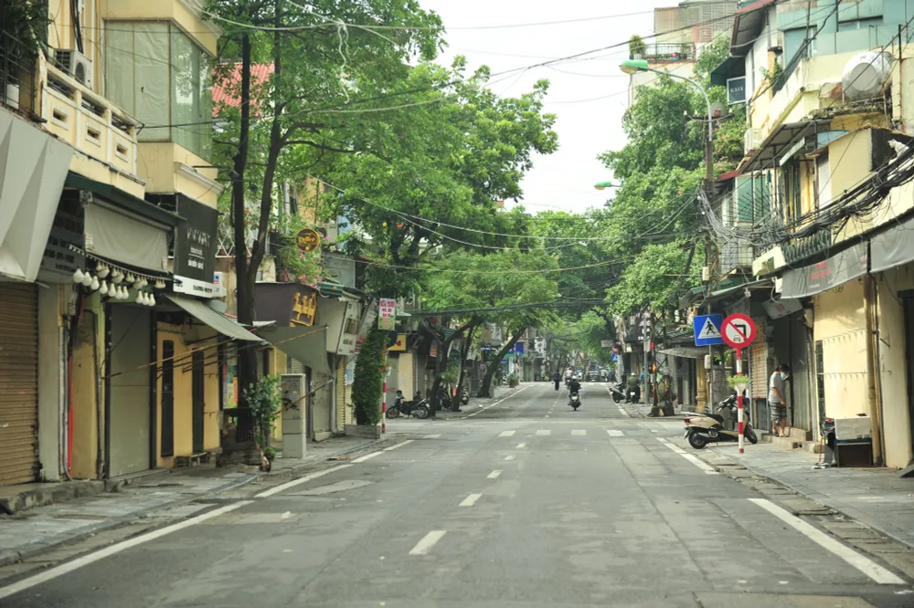 Hà Nội ngày đầu giãn cách xã hội: Đông người tập trung mua thực phẩm - Ảnh 12.