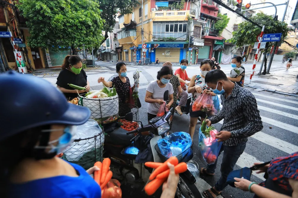 Hà Nội: Vẫn còn người dân ra đường tập thể dục bất chấp Chỉ thị giãn cách xã hội - Ảnh 7.