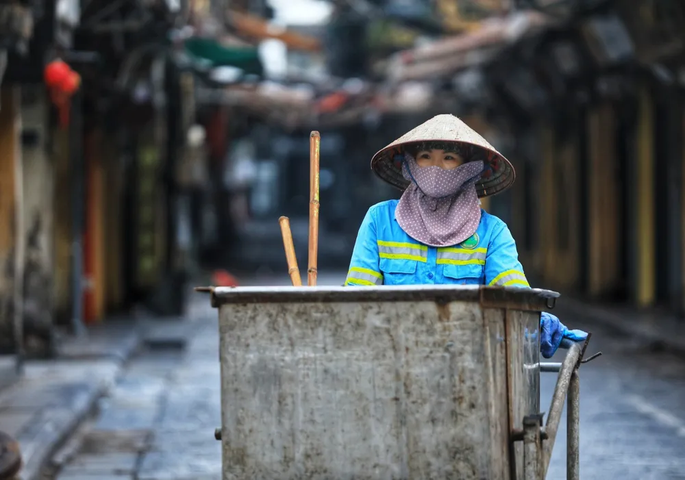 Hà Nội: Vẫn còn người dân ra đường tập thể dục bất chấp Chỉ thị giãn cách xã hội - Ảnh 12.