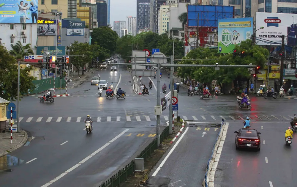 Ngày thứ 5 thực hiện giãn cách xã hội, lượng phương tiện lưu thông trên nhiều tuyến đường ở Hà Nội đã giảm - Ảnh 1.