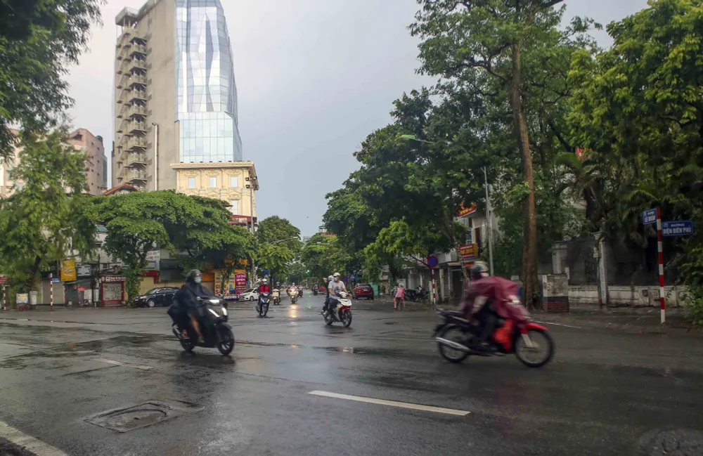 Ngày thứ 5 thực hiện giãn cách xã hội, lượng phương tiện lưu thông trên nhiều tuyến đường ở Hà Nội đã giảm - Ảnh 5.