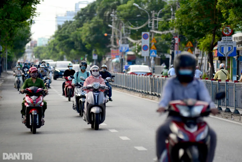 TP Hồ Chí Minh đường thông, hè thoáng ngày đầu giãn cách xã hội - Ảnh 17.