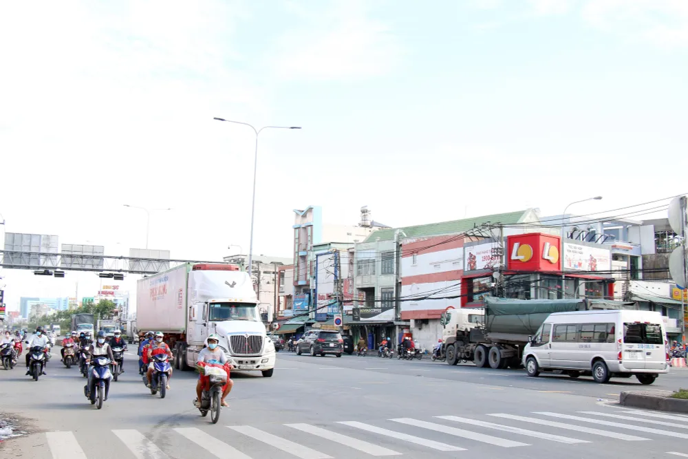 TP Hồ Chí Minh đường thông, hè thoáng ngày đầu giãn cách xã hội - Ảnh 12.