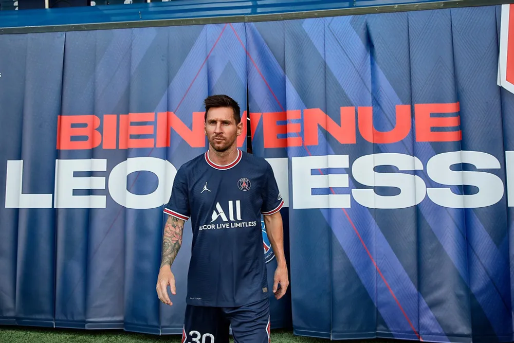 CHÙM ẢNH: Lionel Messi đến PSG ký hợp và ra mắt đội bóng mới  - Ảnh 10.